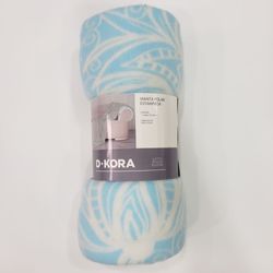 Manta polar print Dkora diseño flor celeste