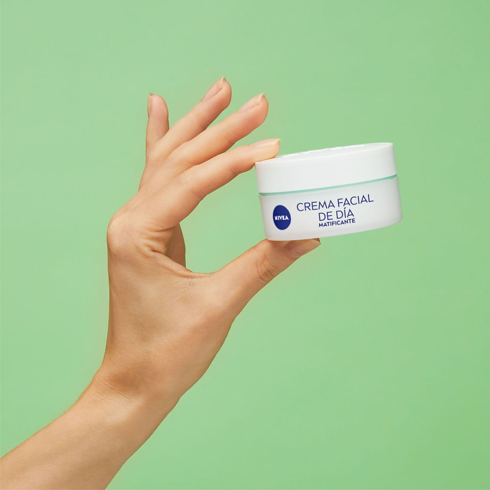 Crema facial Nivea hidratante matizante día SPF15 50 ml